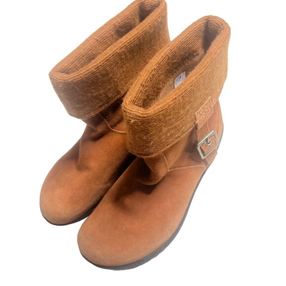 CROCS 11554 Woman 10 Fold Over Ankle Boot Suede Leather Tan Winter Buckle Boho - Picture 1 of 16